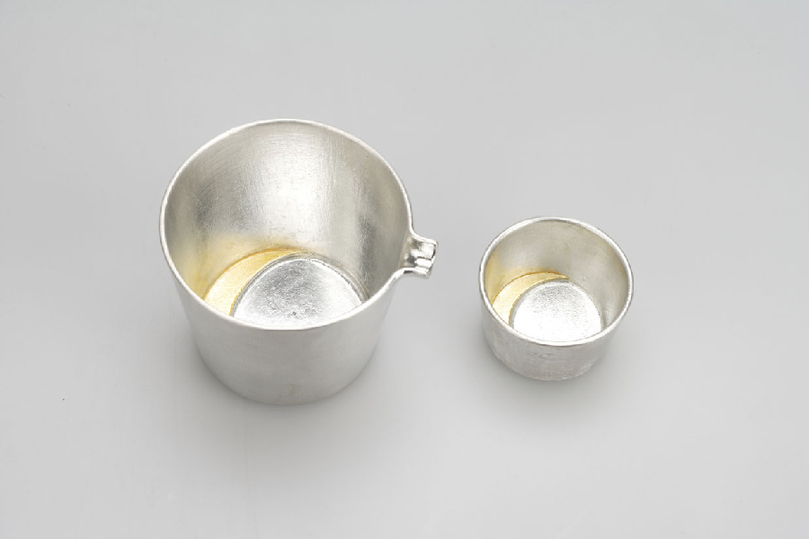 511243-281_Sake-Sauce-Pitcher_moon_goldLarge-Sake-Cup_moon_gold