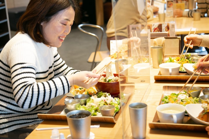 地元の食材を使ったランチを錫の器で提供するカフェ